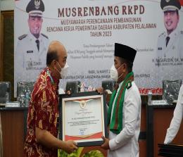 PT Riau Andalan Pulp and Paper (RAPP) sebagai perusahaan dengan CSR terbaik tahun 2021. Penghargaan tersebut diserahkan oleh Bupati Pelalawan, Zukri Misran kepada Direktur Social Capital RAPP, Mulia Nauli.
